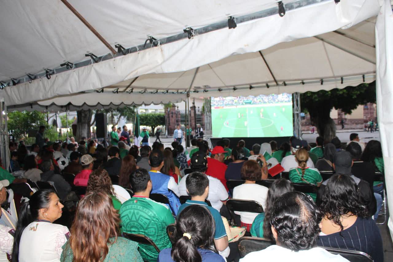 Zamoranos disfrutan triunfo de México en pantalla gigante instalada por el Buen Gobierno