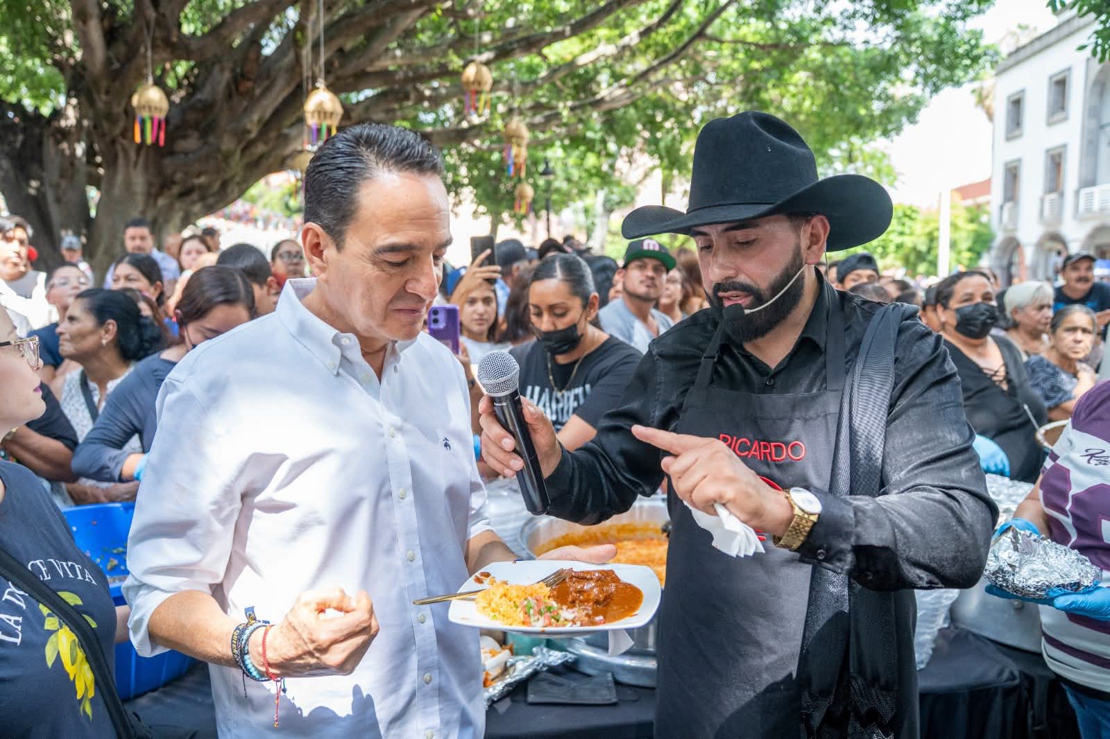 Sabroso Mole de Berries preparó a los zamoranos Ricardo Hernández, Master Chef