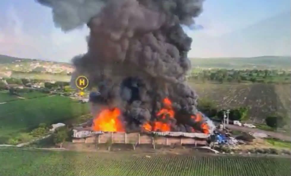 Carlos Soto fortalece apoyo regional con envío de Bomberos de Zamora para atender incendio en Villamar