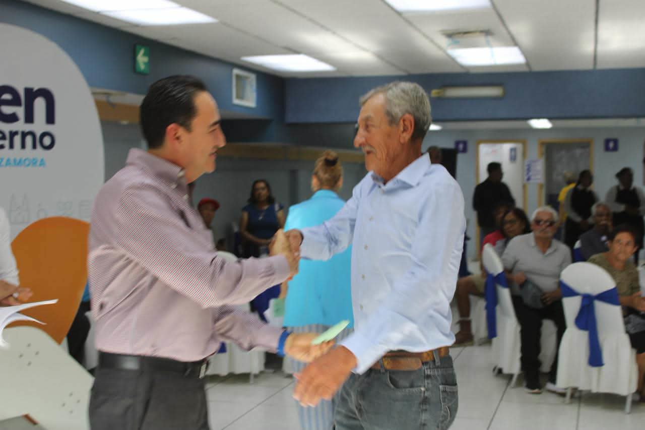 Carlos Soto entregó visas a 50 zamoranos
