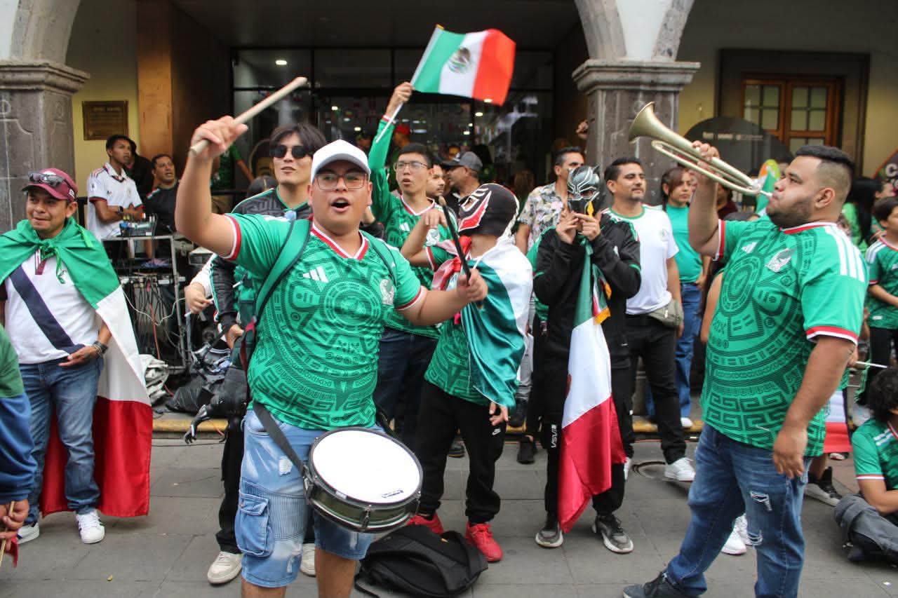 Zamoranos disfrutaron el triunfo de México ante Ecuador en la plaza principal