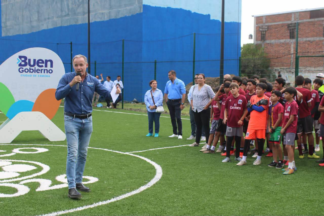 Inauguran cancha de futbol 5 de pasto sintético en unidad deportiva poniente