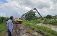 Avanza limpieza de drenes y canales en Zamora; llevan poco más de 30 km desazolvados