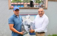 Isidoro Mosqueda entregó uniformes al personal del SAPAJ