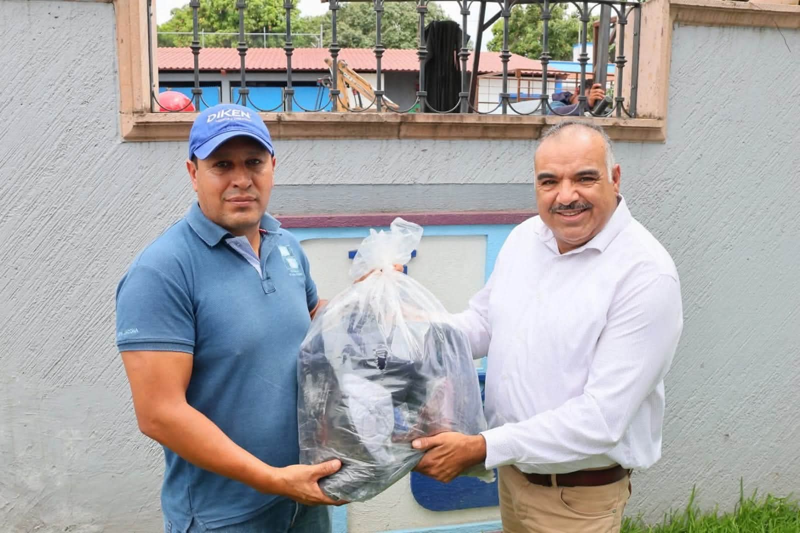 Isidoro Mosqueda entregó uniformes al personal del SAPAJ