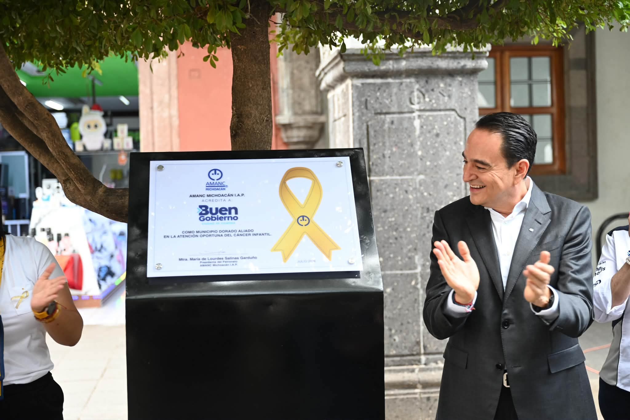 Zamora recibe distinción dorada por ayuda a niños con cáncer