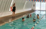 Buen Gobierno impulsa la salud materna con clase de natación prenatal