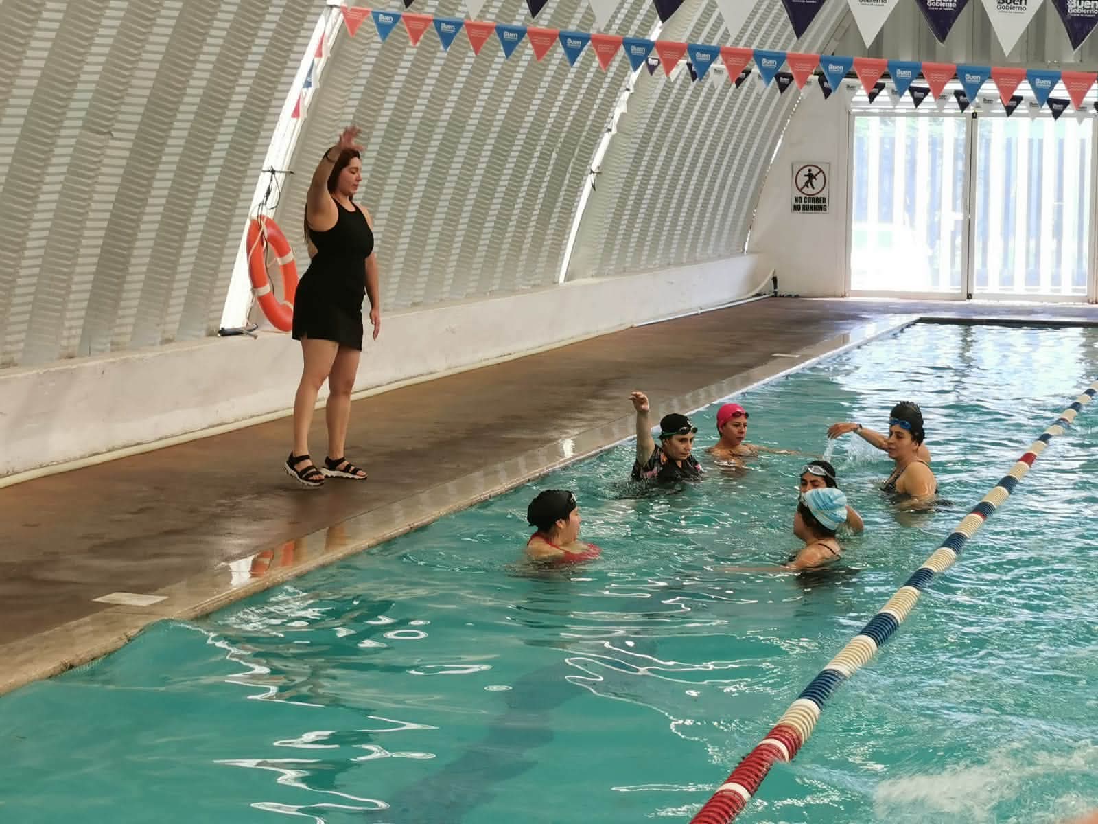 Buen Gobierno impulsa la salud materna con clase de natación prenatal