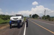 Guardia Civil brinda apoyo a pasajeros tras falla mecánica de unidad de transporte Zamora - Ixtlán