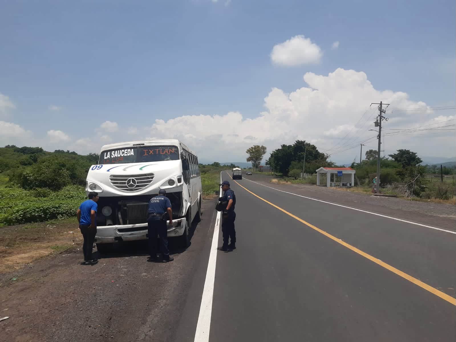 Guardia Civil brinda apoyo a pasajeros tras falla mecánica de unidad de transporte Zamora - Ixtlán
