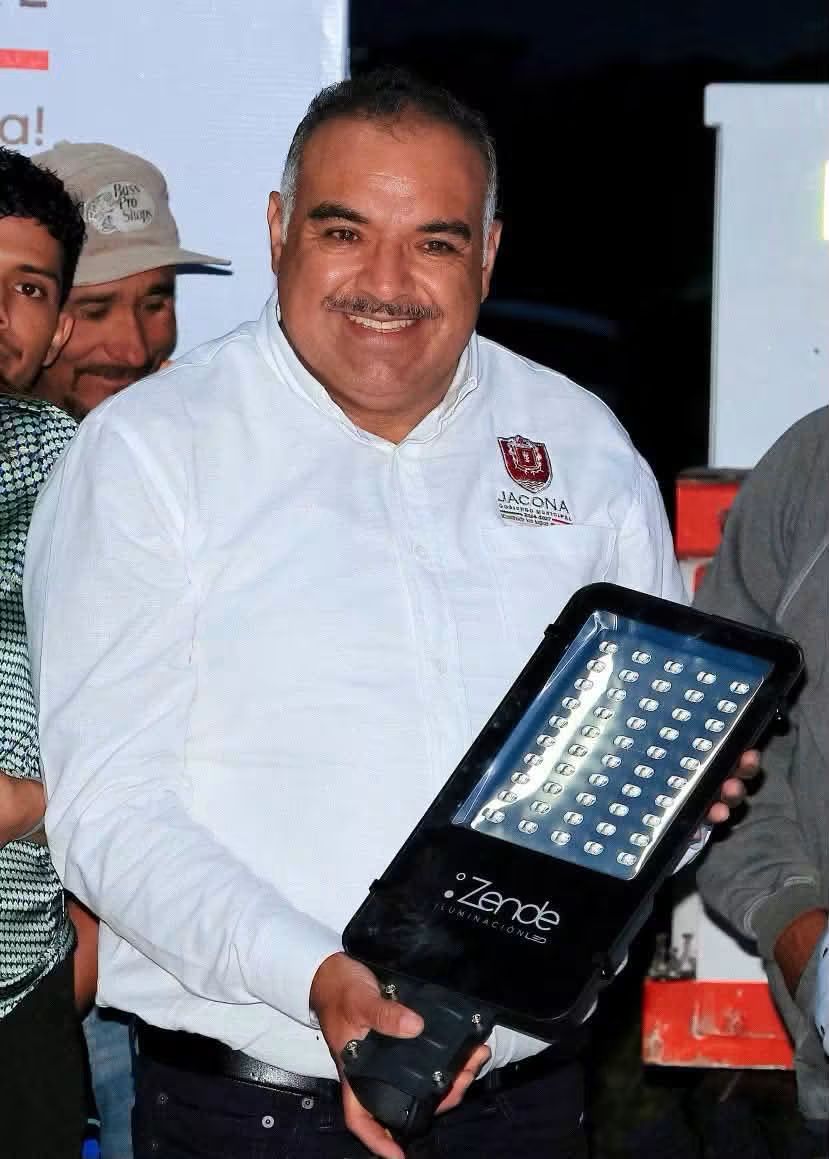 Isidoro Mosqueda inauguró rehabilitación de alumbrado público en diversas partes de Jacona