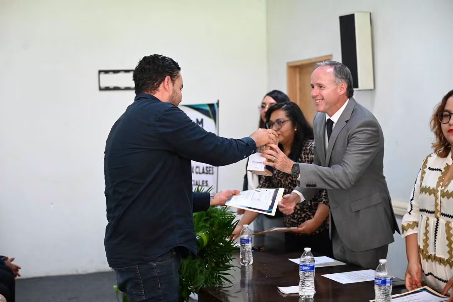 Carlos Soto apadrina generación de graduados de bachillerato del ITEM