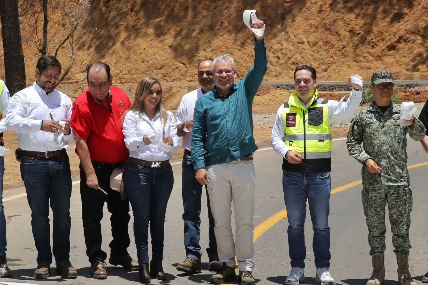 Sin deuda pública, van 2 mil 200 km carreteros rehabilitados en Michoacán: Bedolla