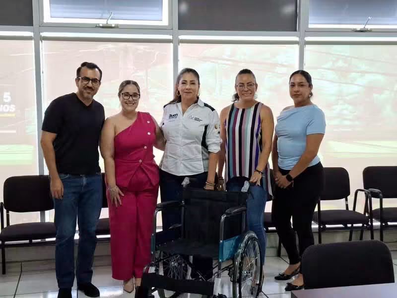 DIF Zamora entrega silla de ruedas al INE Zamora para brindar atención adecuada a ciudadanos