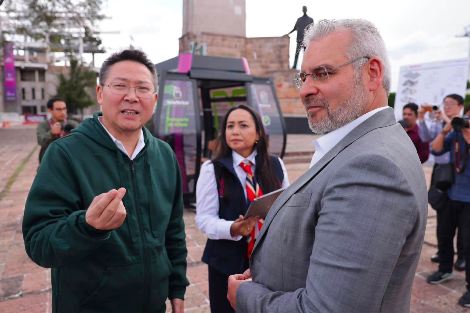 Destaca Bedolla impacto del teleférico y Morebús en Morelia tras recorrido con el embajador de China
