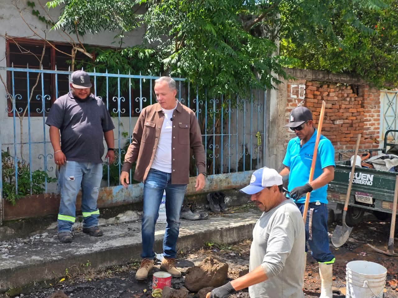 SAPAZ repara fuga de agua en Atecucario para fortalecer los servicios básicos