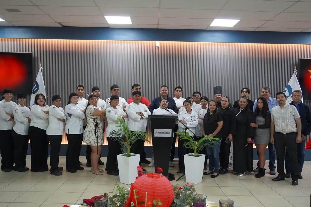 Estudiantes de Gastronomía de Universidad Capital presentan proyecto final antefamiliares y amigos