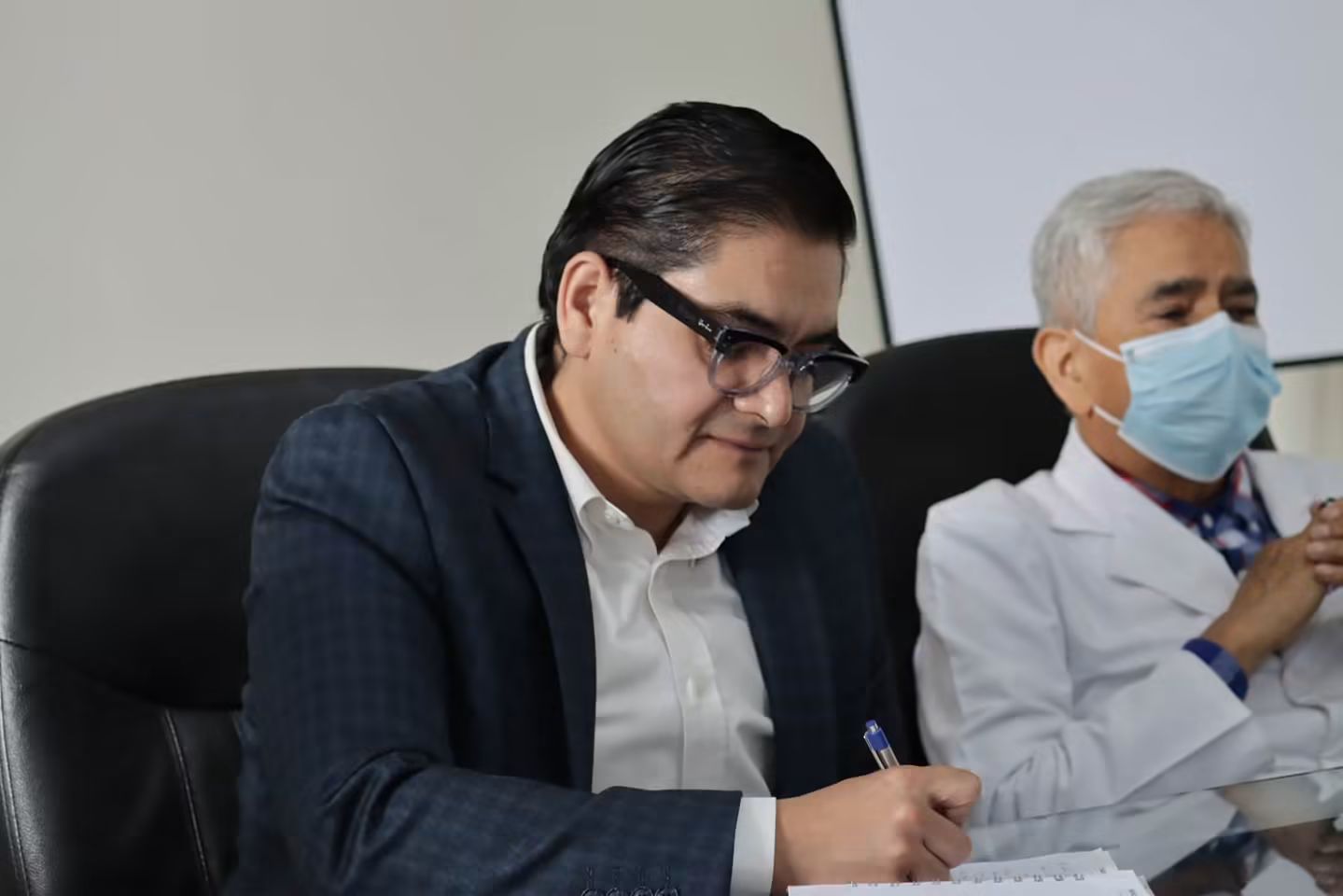 Respalda Arturo Hernández, permanencia de extensión de medicina ante planteamientos de la comunidad universitaria.