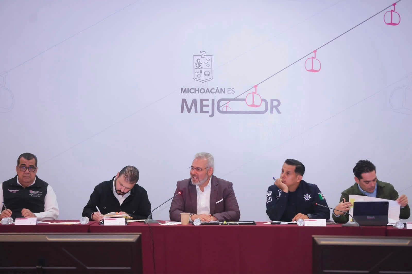 Bedolla acuerda con comunidades indígenas ruta de seguridad de Peribán a Jacona