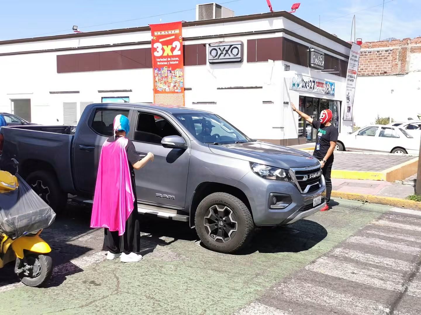 “Luchadores Viales” promueven el respeto a las zonas peatonales