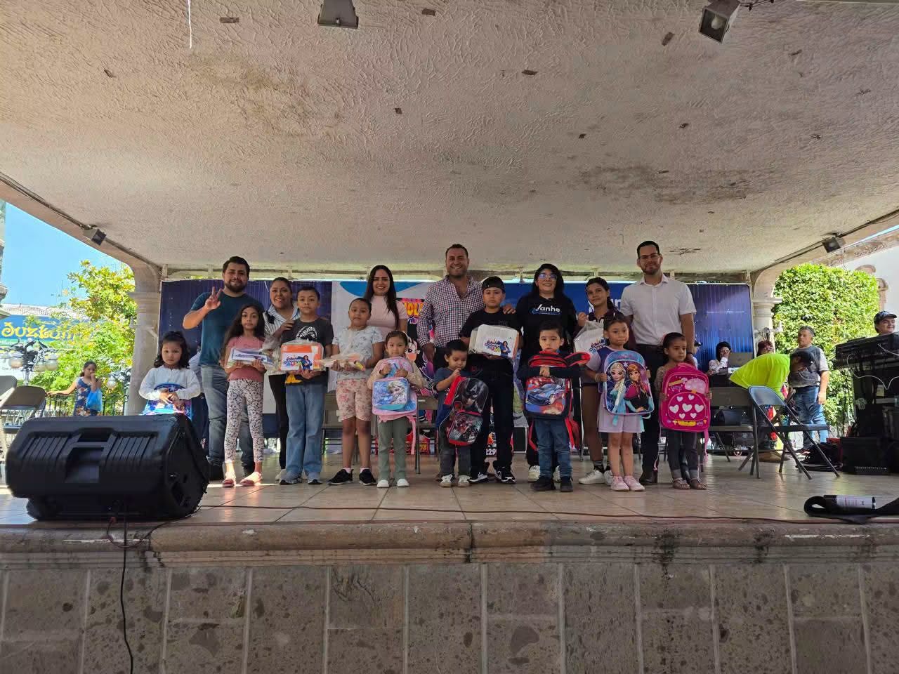 Con útiles y mochilas gratuitos, Vanhe Caratachea ayuda a 2 mil 500 estudiantes