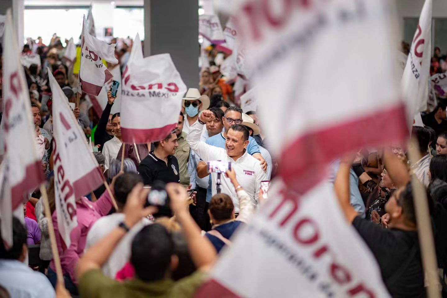 Cuando diez encuestas dicen lo mismo: Carlos Torres Piña en primer lugar