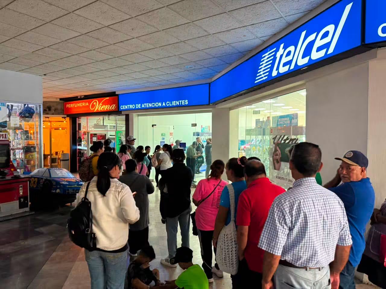 PROVOCA SUSPENSIÓN DE LÍNEAS TELEFÓNICAS LARGAS FILAS EN CENTROS DE ATENCIÓN DE TELEFÓNICAS