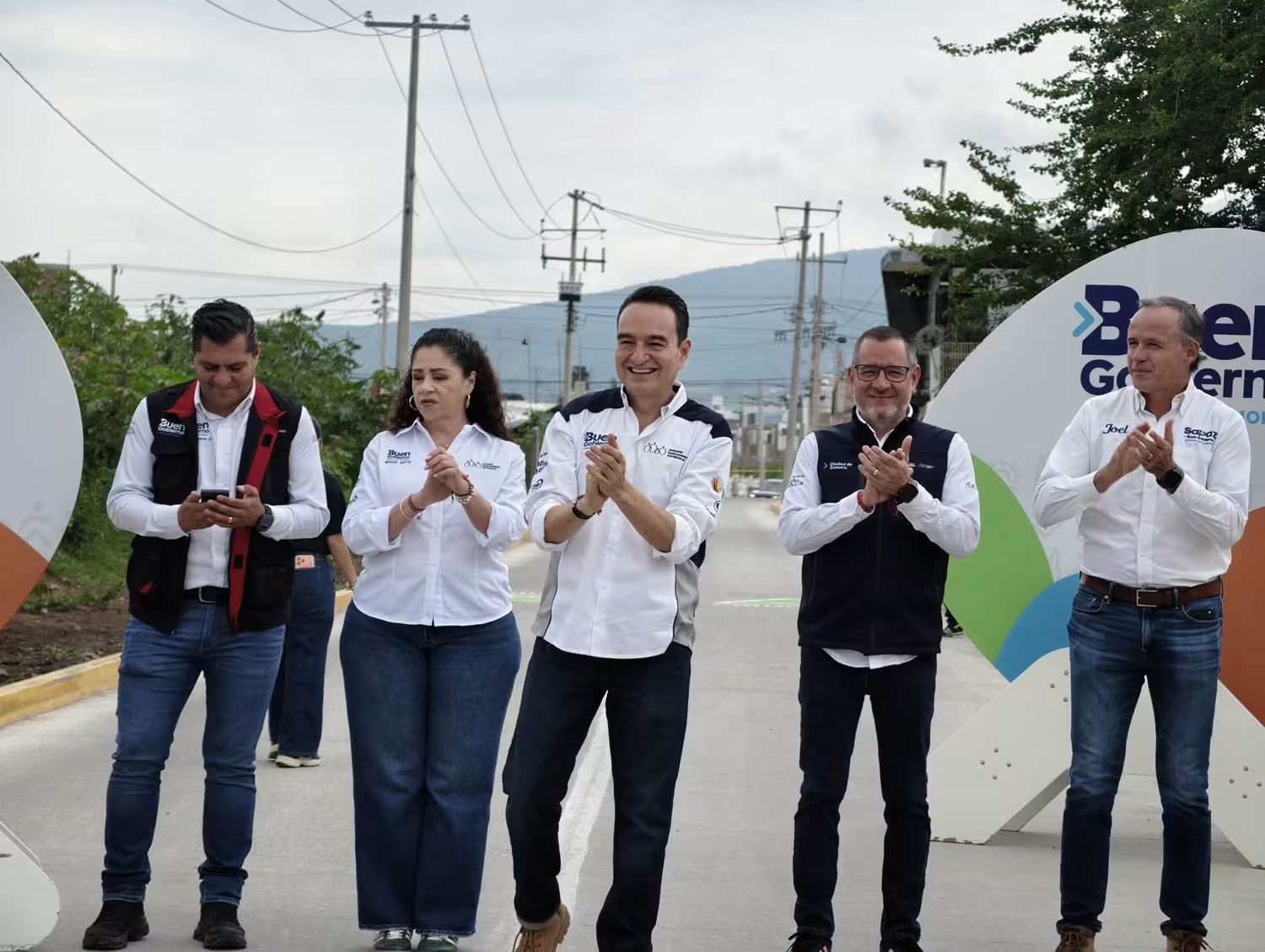 Pavimentan calle Las Gallinas con más de 4 mdp