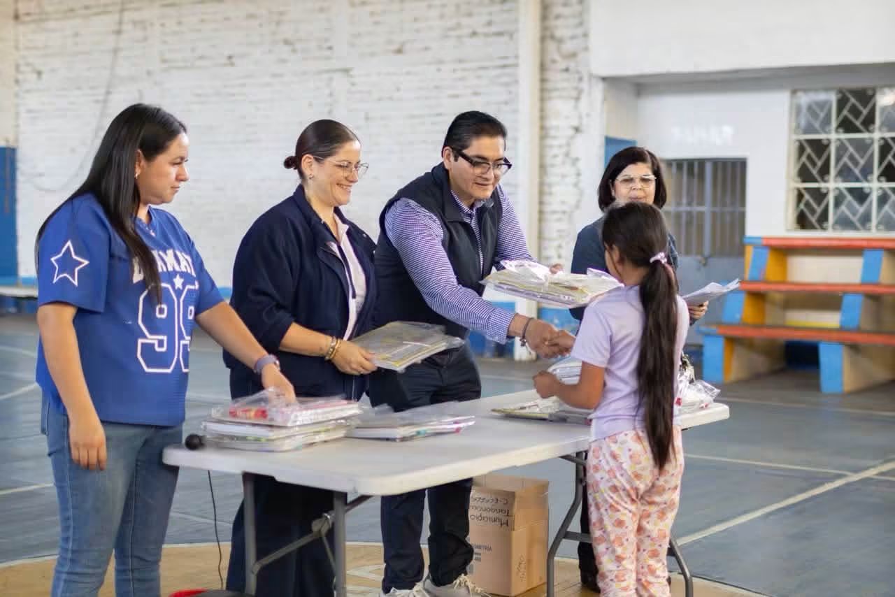 Sistema DIF Tangancícuaro apoya a niños con paquetes básicos de útiles escolares.