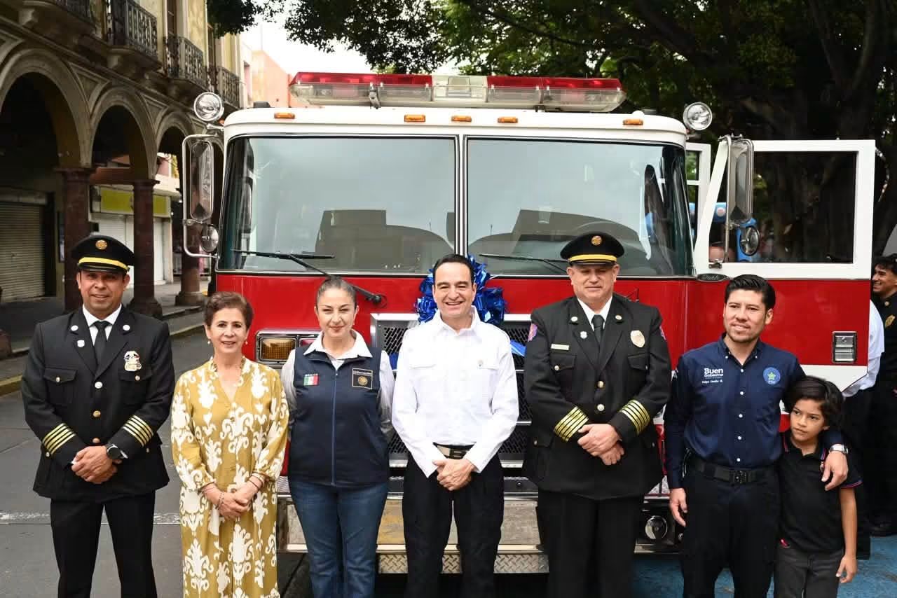 Carlos Soto entrega camión de bomberos a Protección Civil y Bomberos Municipales