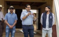 Entrega Arturo Hernández, láminas a familias afectadas por granizada en Damaso Cárdenas.