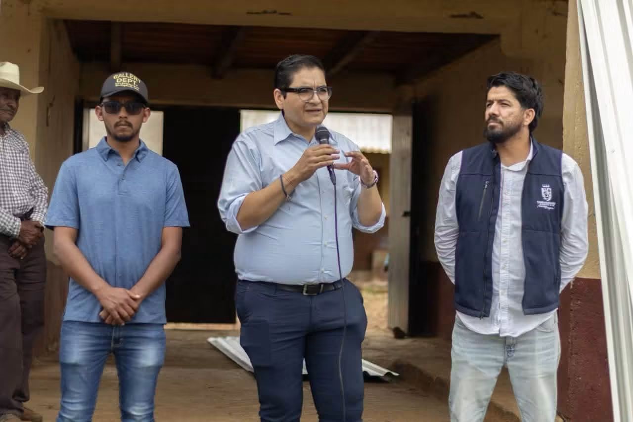 Entrega Arturo Hernández, láminas a familias afectadas por granizada en Damaso Cárdenas.
