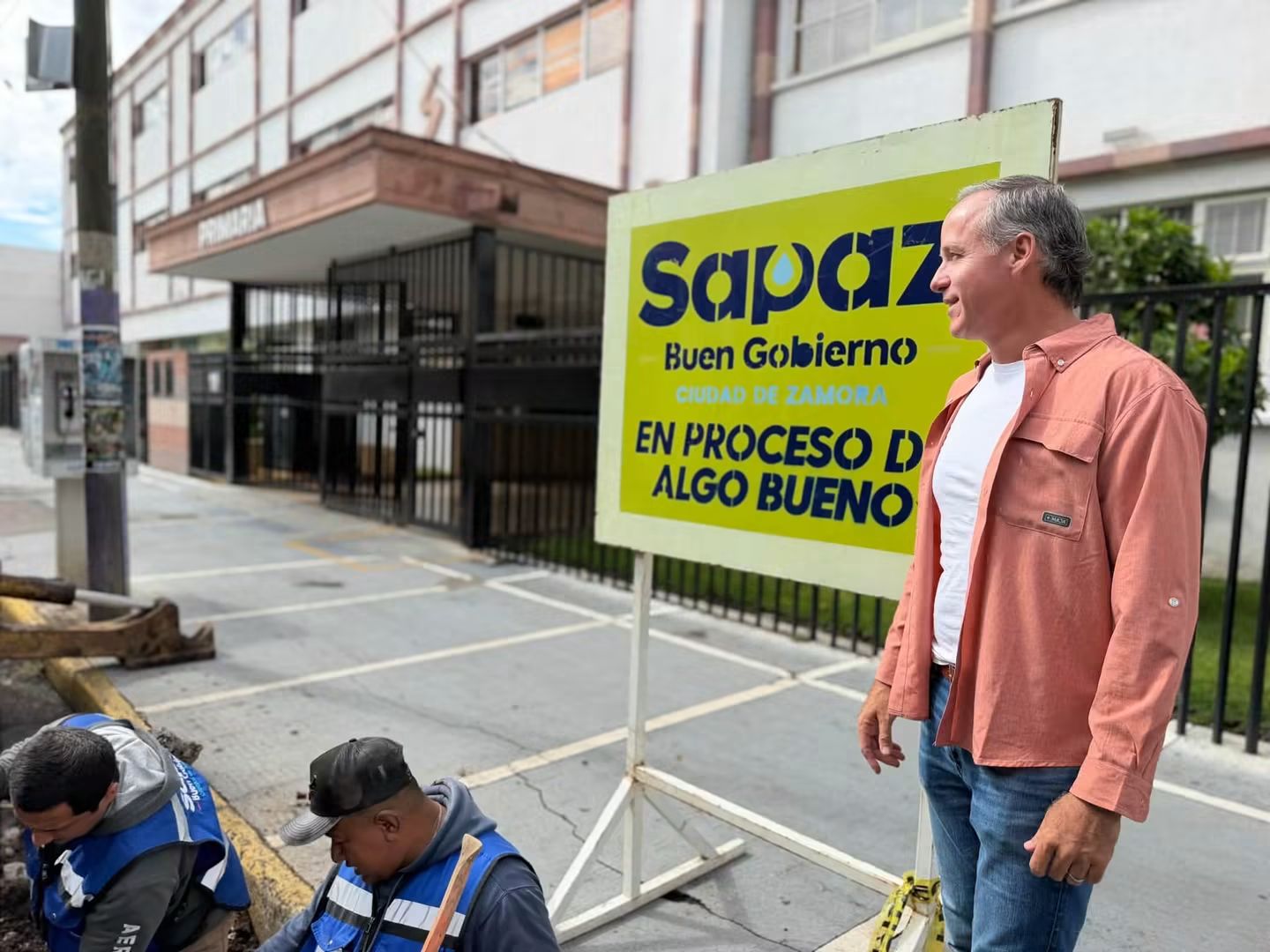 SAPAZ atiende fuga de agua potable en la calle Ocampo