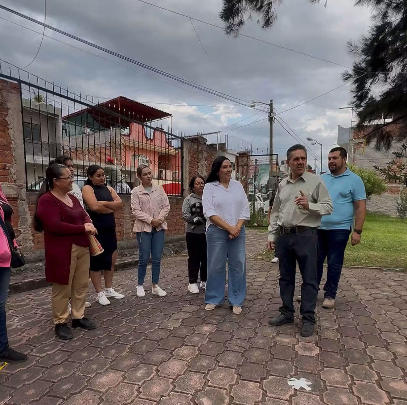 Adriana Campos Huirache apoya a las familias de Jacona para cristalizar una techumbre en la colonia Montebello