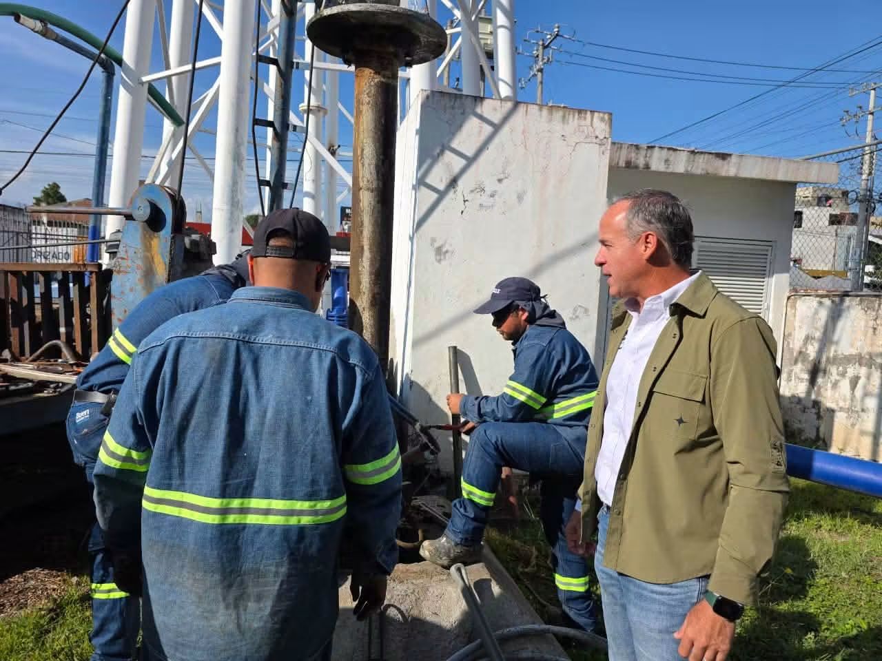 SAPAZ atiende avería en equipo que abastece de agua a Jardines de Catedral