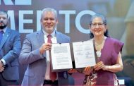 Firman Bedolla y notarios convenio para iniciar el Mes del Testamento con costo preferencial