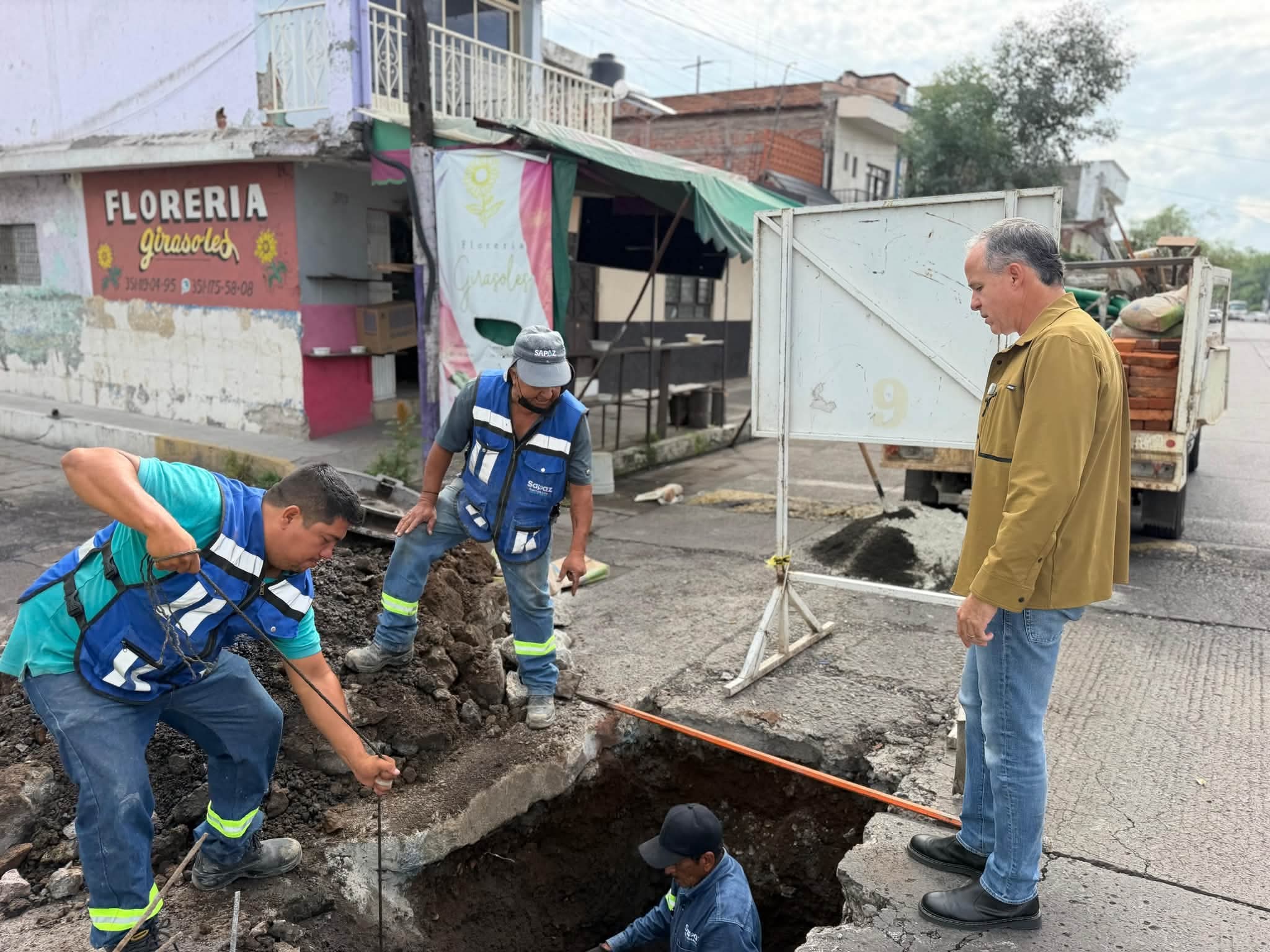 SAPAZ repara socavón en calle Juárez Poniente para garantizar seguridad vial