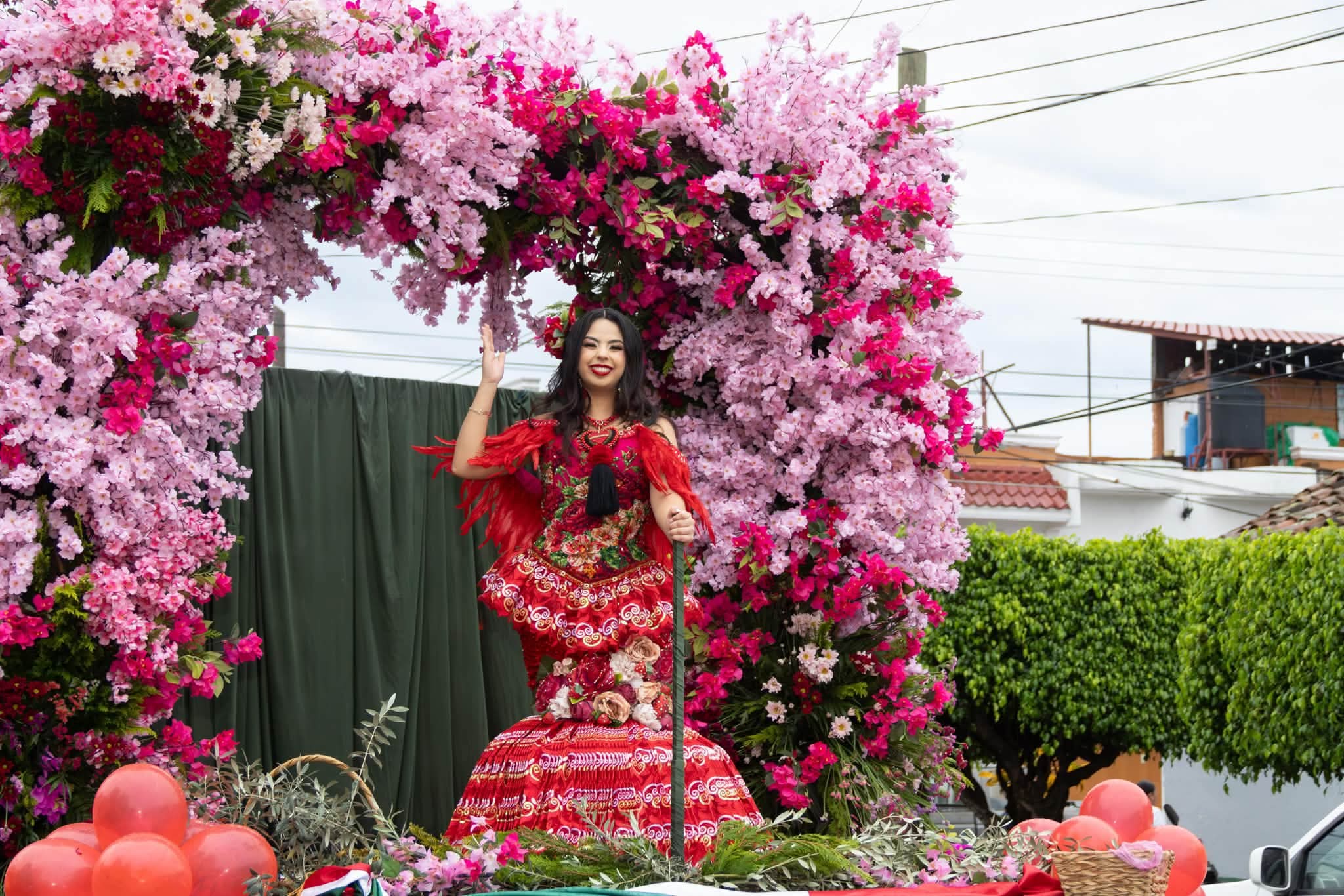 Candidatas a Reina de las Fiestas Patrias Tangancícuaro 2026 realizan tradicional caravana.