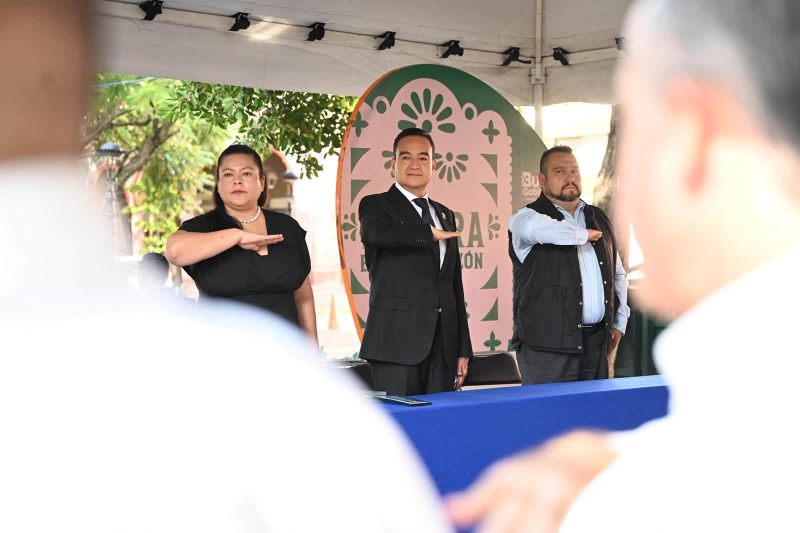 Carlos Soto acompaño a Aspevaza a entregar la presea “Dr. José Sixto Verduzco” a Patricia Heyer Banda