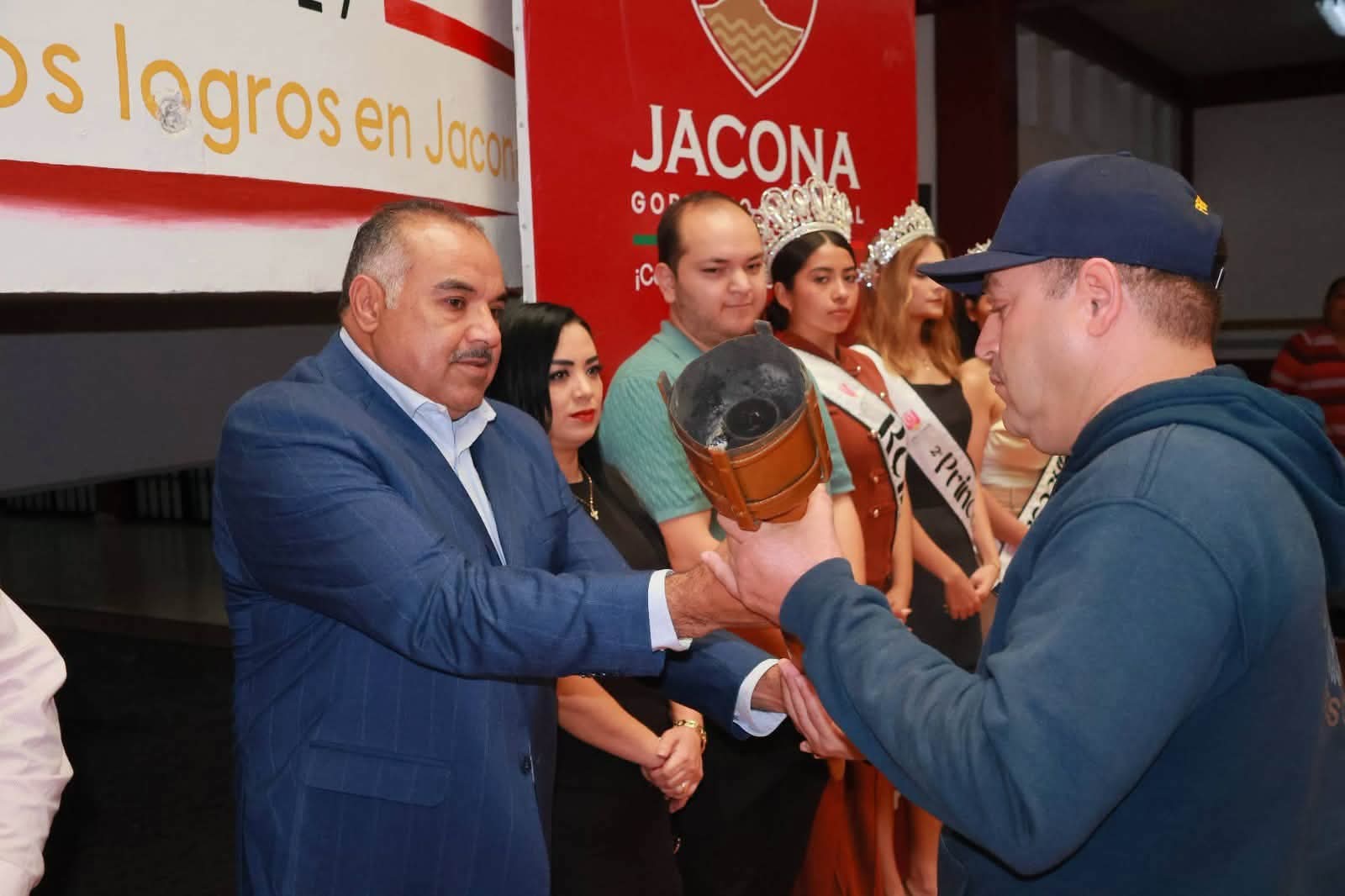 Isidoro Mosqueda encabezó la ceremonia de Encomienda del Fuego Patrio