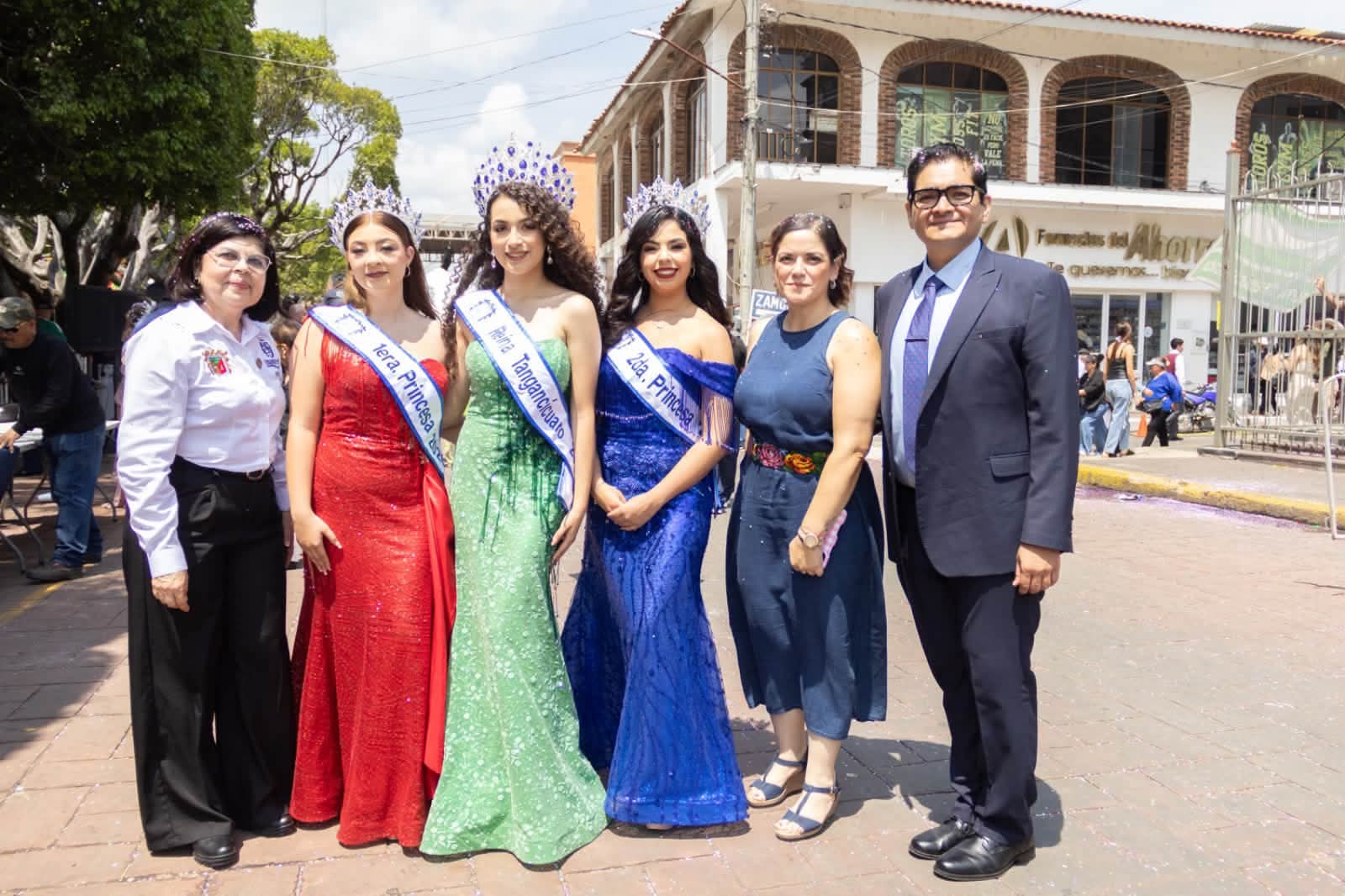Arturo Hernández encabeza desfile conmemorativo por el 216 aniversario de la Independencia de México.