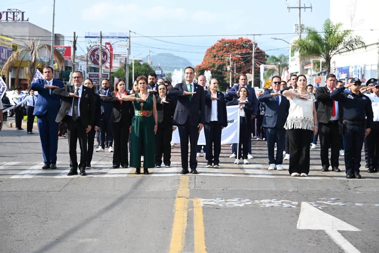 Carlos Soto encabezó tradicional desfile cívico-militar en Zamora