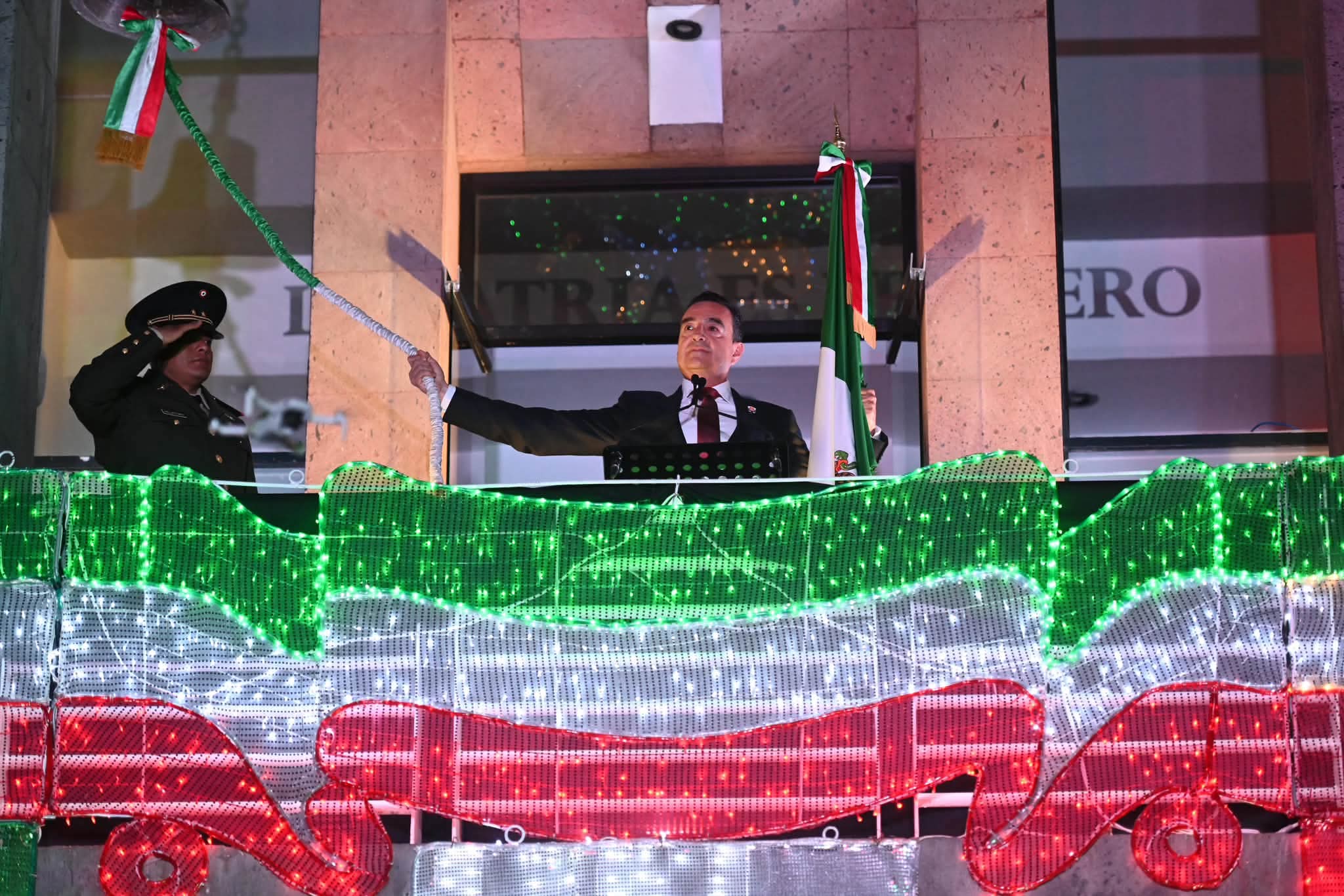 Carlos Soto encabezó la celebración del Grito de Independencia en Zamora