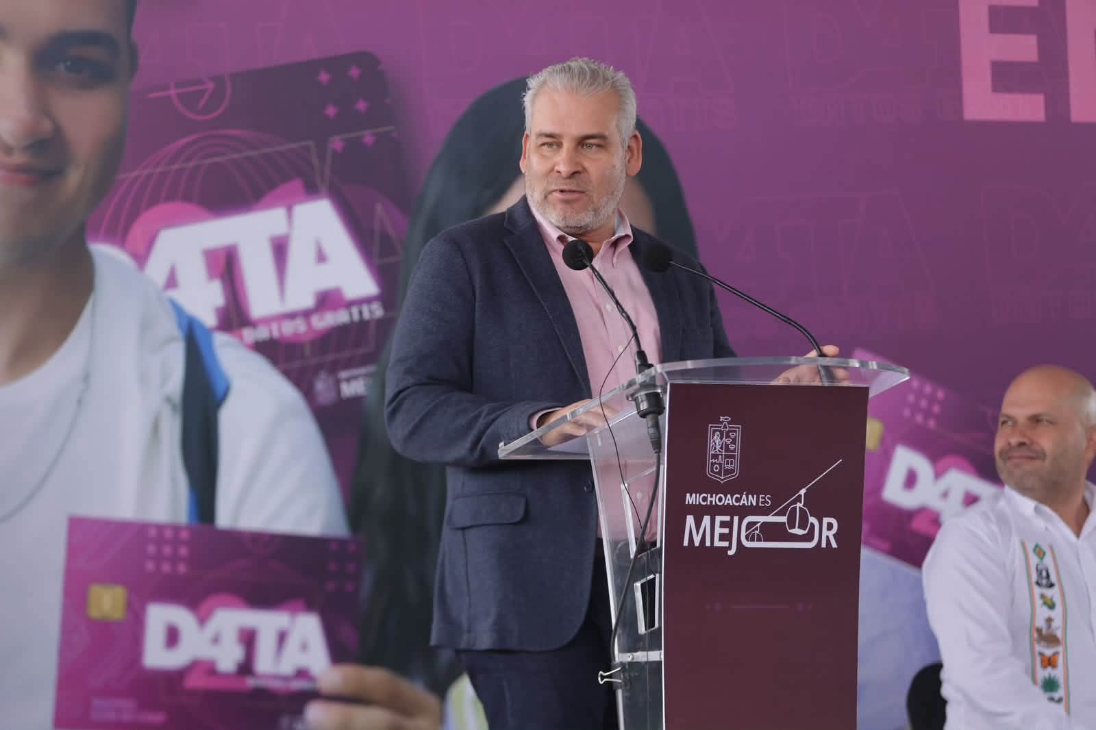 Entrega Bedolla chips D4TA datos gratis a estudiantes del Cecytem en Morelia