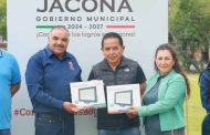 Isidoro Mosqueda recibió en donación lámparas e insumos para mejorar iluminación de canchas deportivas en Manantiales de Curutarán