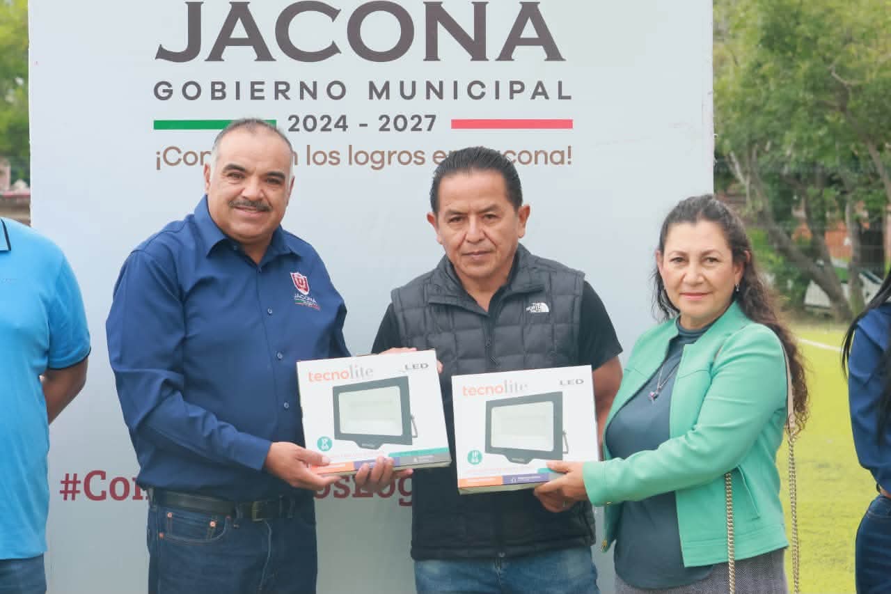 Isidoro Mosqueda recibió en donación lámparas e insumos para mejorar iluminación de canchas deportivas en Manantiales de Curutarán