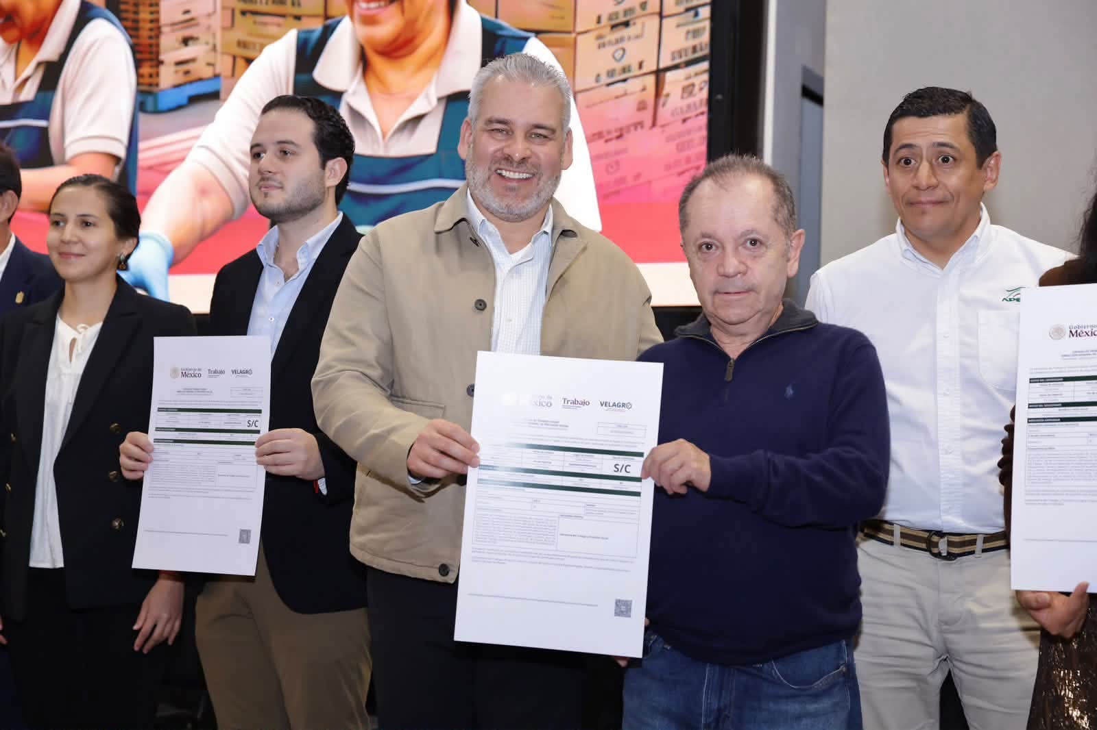 Aguacate michoacano, en el mapa mundial de la competitividad; entrega Bedolla primeros certificados laborales a 125 agroexportadoras