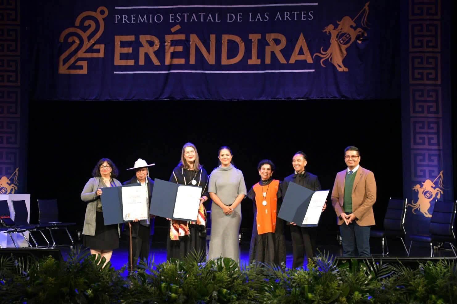 Distinguen tradición p'urhépecha, danza independiente y creación visual con el Premio Eréndira
