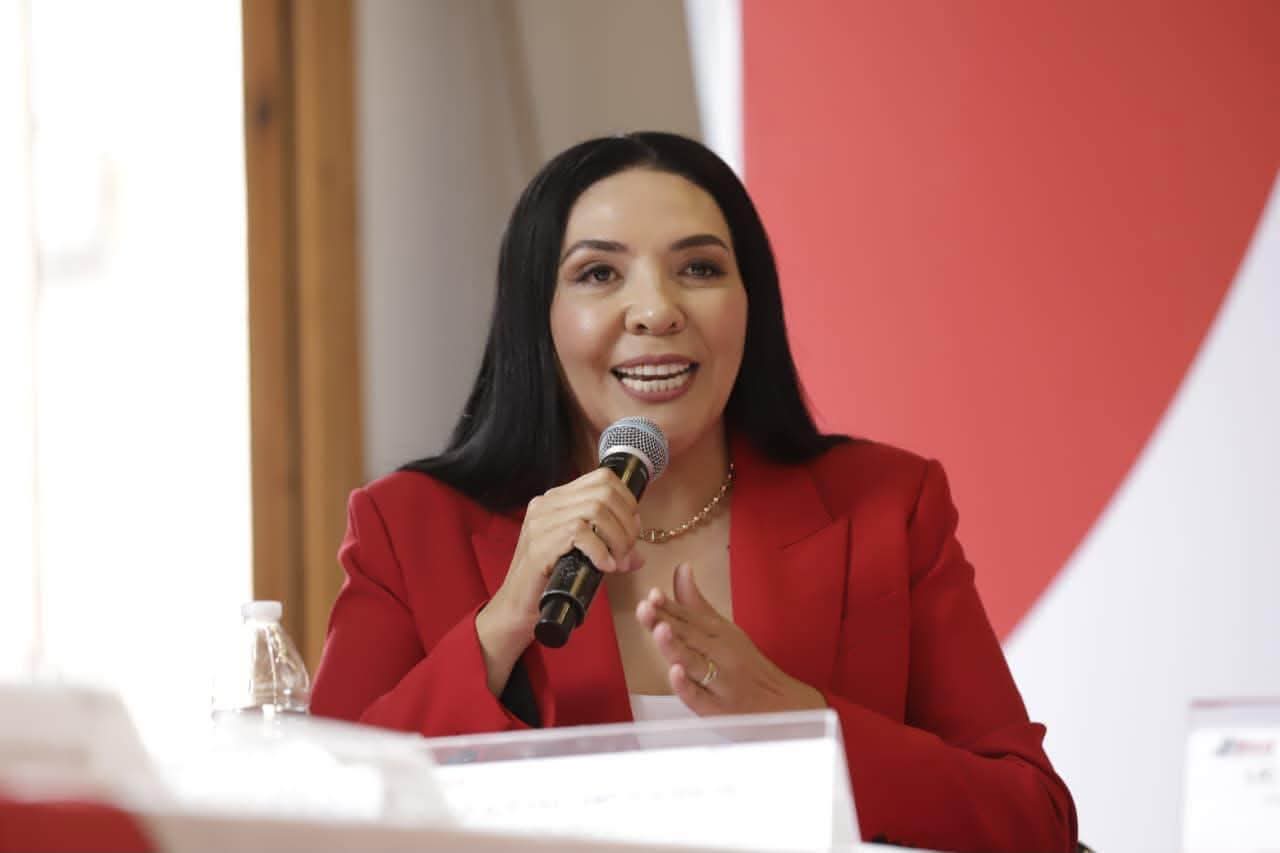 Adriana Campos Huirache y Memo Valencia ponen en marcha el Parlamento Juvenil Revolucionario 2026