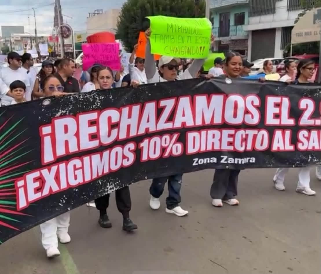 Trabajadores del IMSS Zamora marchan para exigir aumento salarial y abasto de medicamentos e insumos